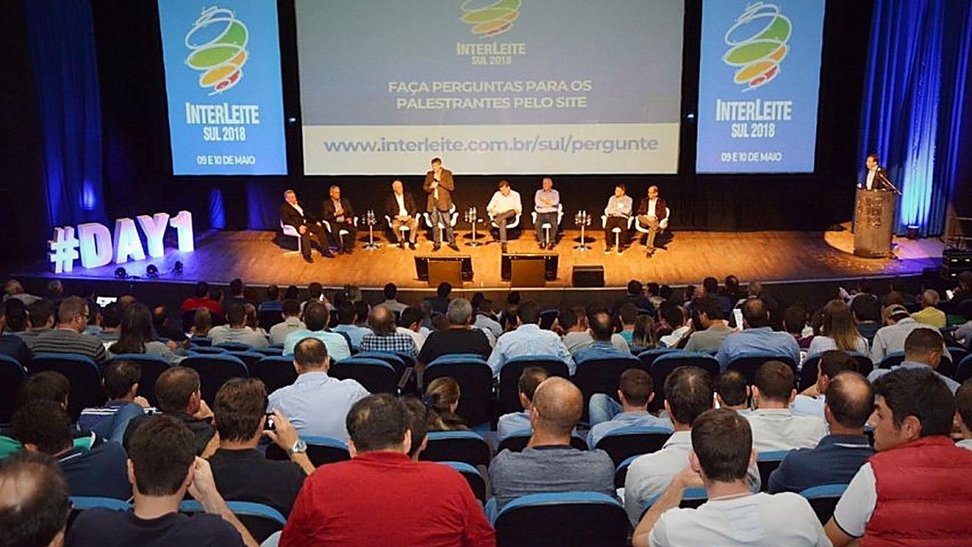 Panel discussion on the Interleite Sul stage before a packed auditorium