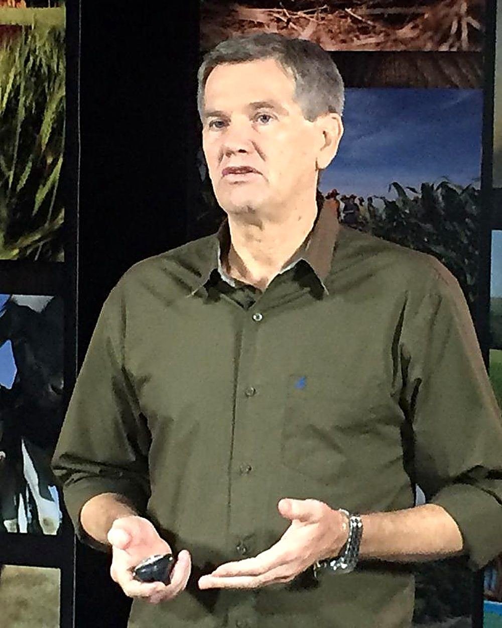 Dr. Airton Spies giving a talk